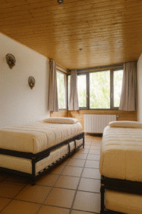 habitación doble individual hostal Yeti en Sierra Nevada con baño privado