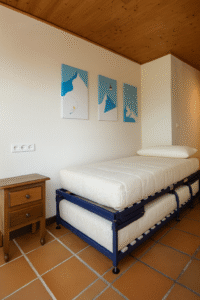 habitación doble individual hostal Yeti en Sierra Nevada con baño privado