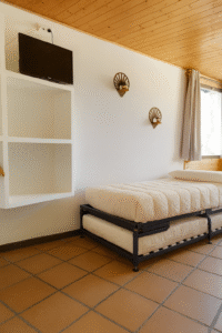 habitación doble individual hostal Yeti en Sierra Nevada con baño privado