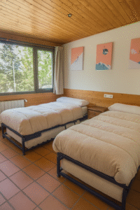 habitación doble individual hostal Yeti en Sierra Nevada con baño privado