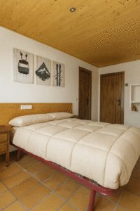 habitación doble hostal Yeti en Sierra Nevada con baño privado
