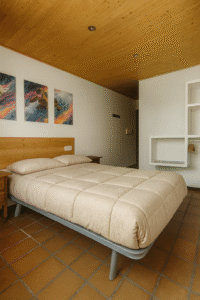 habitación doble hostal Yeti en Sierra Nevada con baño privado