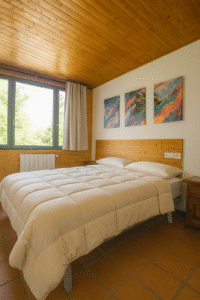 habitación doble hostal Yeti en Sierra Nevada con baño privado