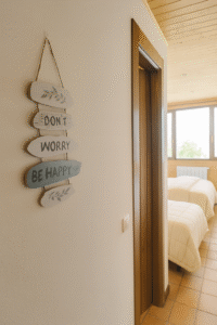 detalle en habitación doble individual hostal Yeti en Sierra Nevada con baño privado