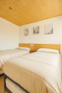 habitación doble individual hostal Yeti en Sierra Nevada con baño privado