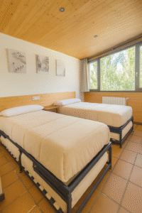 habitación doble individual hostal Yeti en Sierra Nevada con baño privado