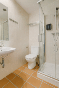 baño en habitación doble individual hostal Yeti en Sierra Nevada con baño privado