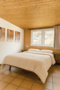 habitación doble hostal Yeti en Sierra Nevada con baño privado
