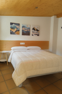 habitación doble hostal Yeti en Sierra Nevada con baño privado