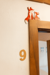 detalle habitación doble individual hostal Yeti en Sierra Nevada con baño privado