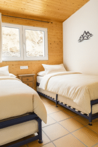 habitación doble individual hostal Yeti en Sierra Nevada con baño privado